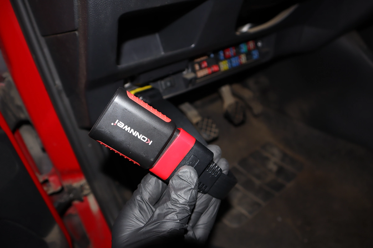How to connect OBD2 scanner to car 1 konwei kdiag connected